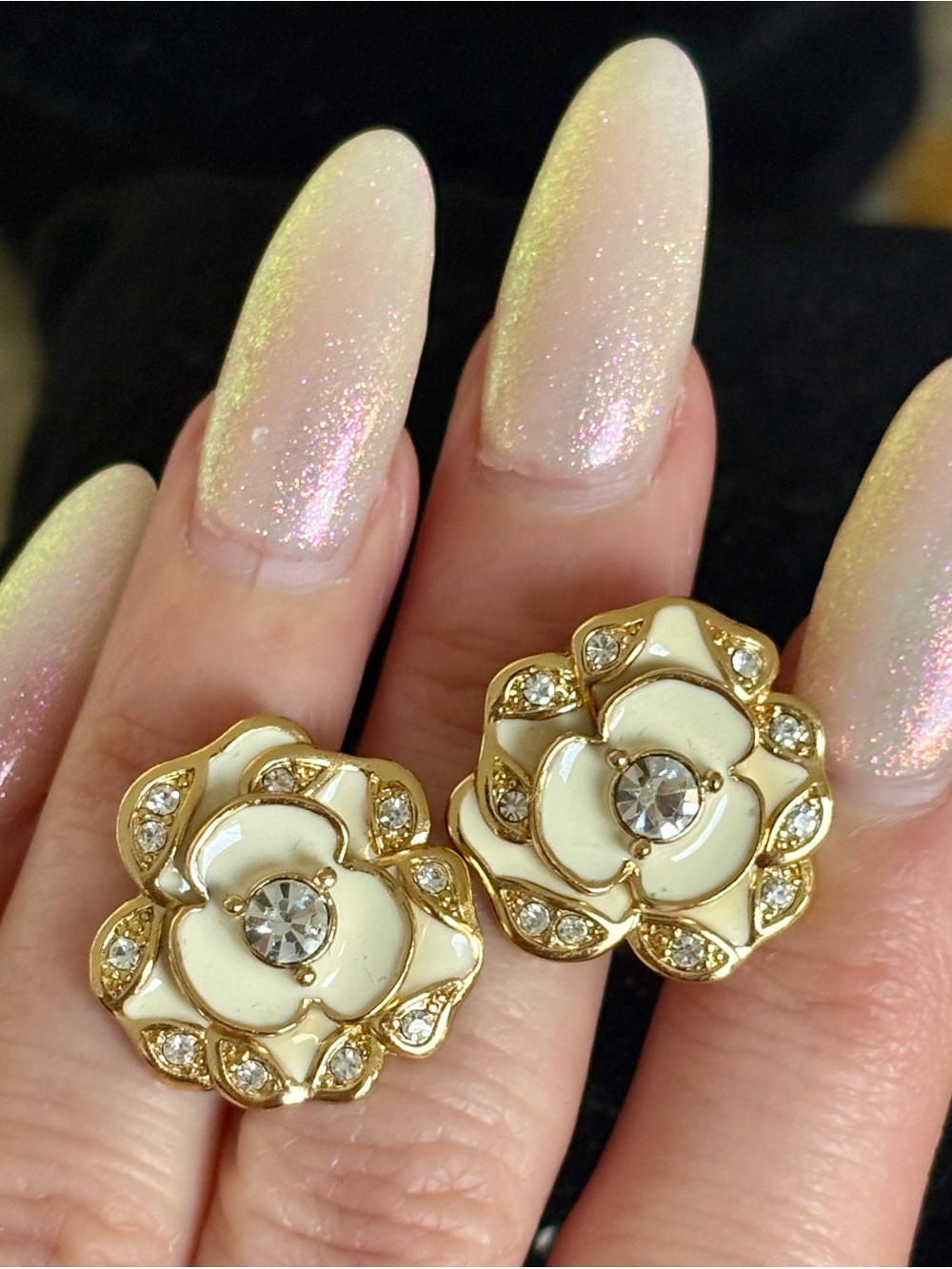 Kate Spade Classic Enamel Cream Flower Crystal Stud Earrings Gold Tone - Picture 2 of 5